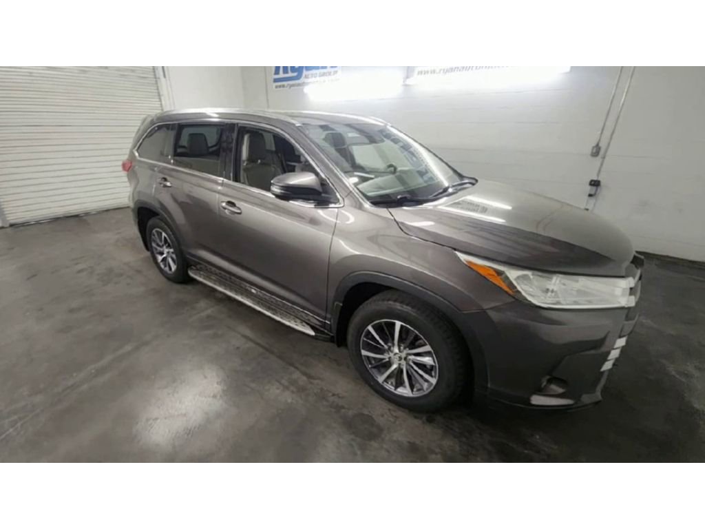 Used 2017 Toyota Highlander XLE image 2