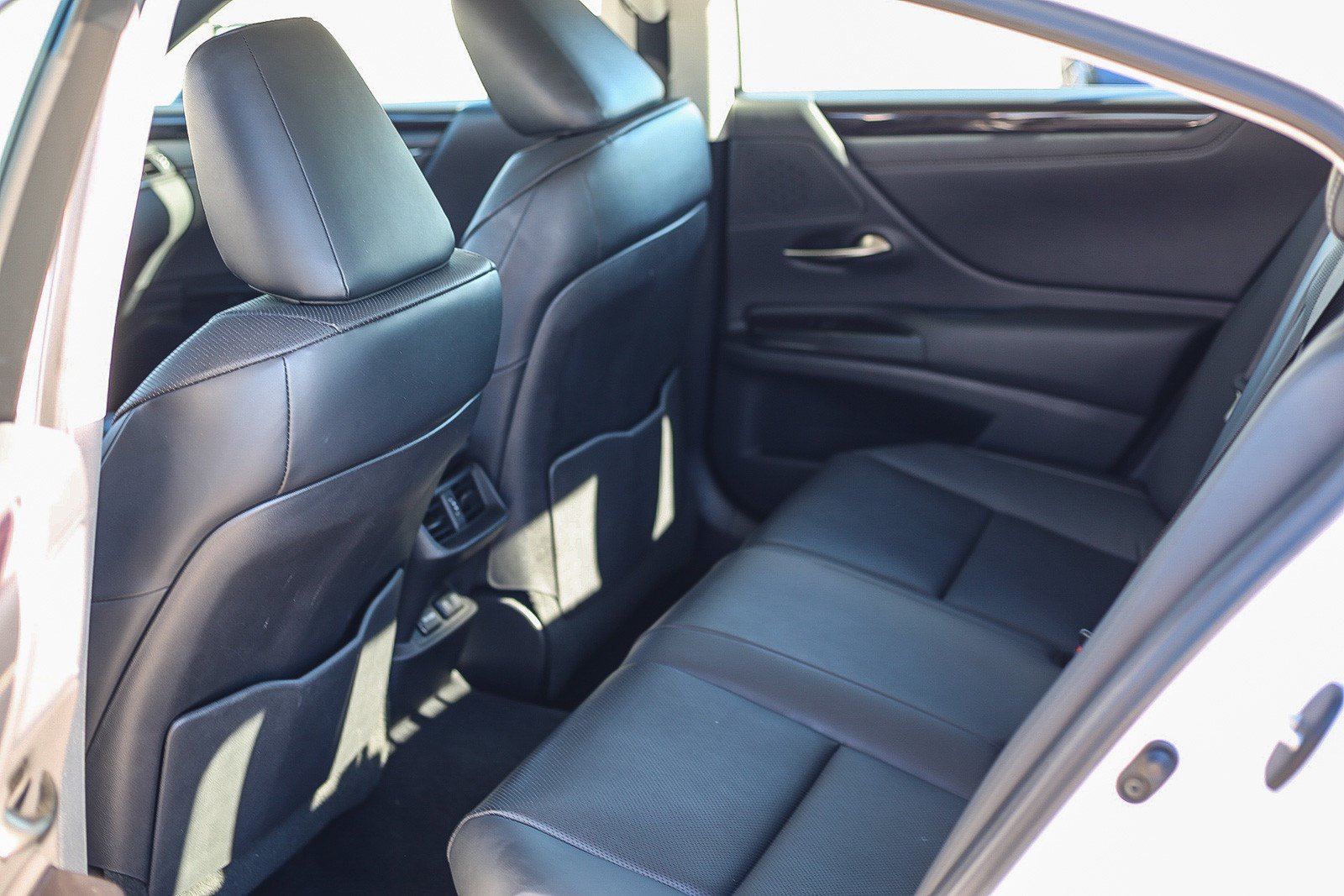 Used 2020 Lexus ES 300h w/ Premium Package FWD image 19