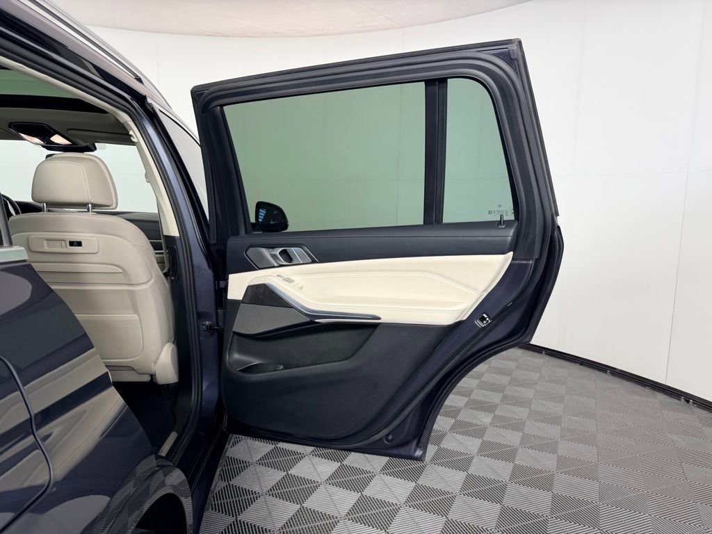 Used 2021 BMW X7 xDrive40i w/ Dynamic Handling Package AWD/4WD image 28