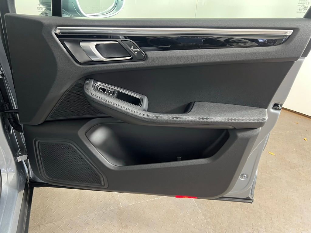 Certified 2025 Porsche Macan image 19