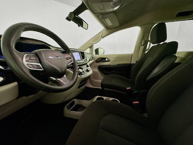 Used 2022 Chrysler Voyager LX FWD image 19