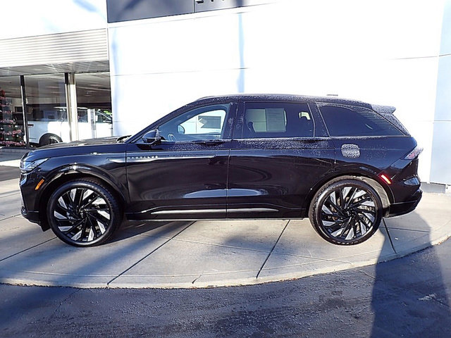 Certified 2025 Lincoln Nautilus Reserve w/ Jet Appearance Package AWD/4WD image 2