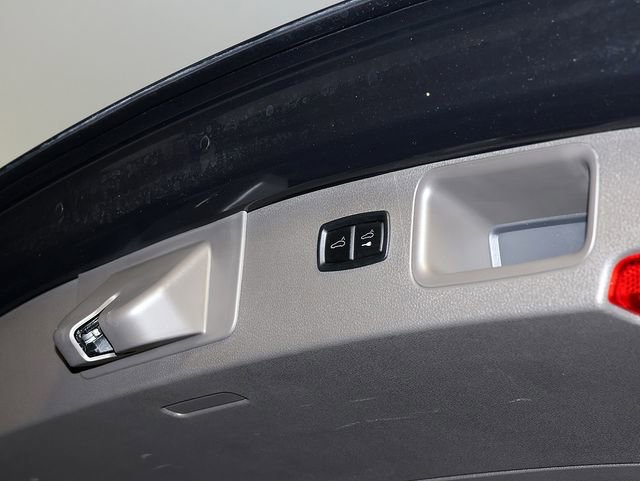Used 2024 Porsche Macan AWD/4WD image 30