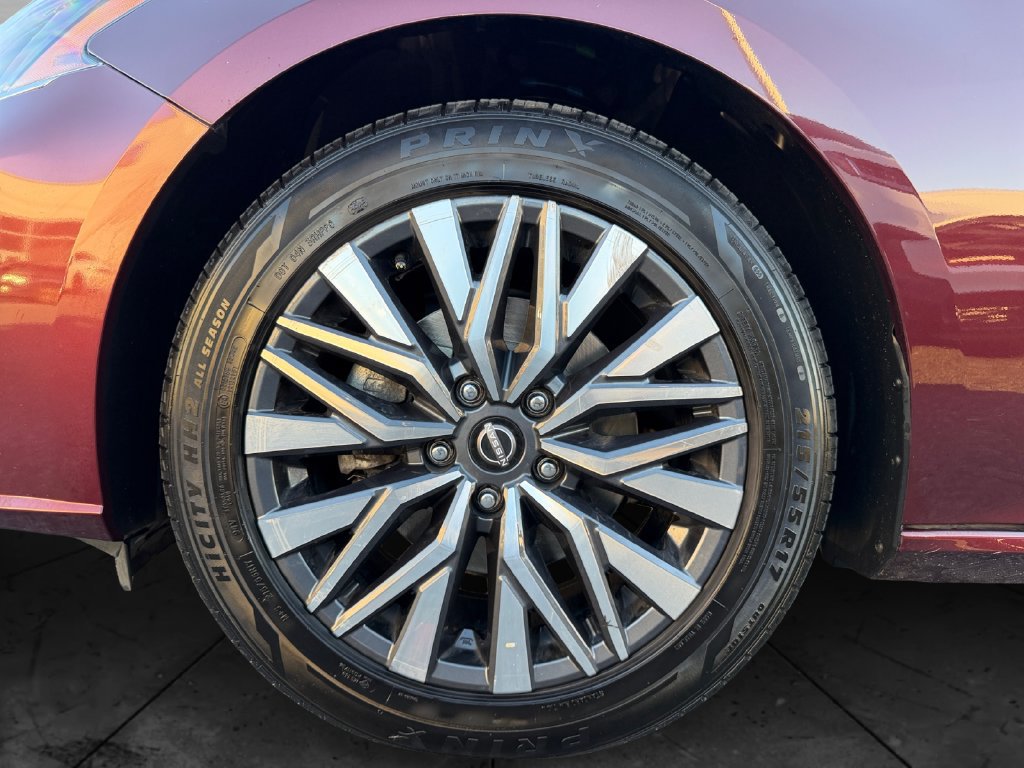Used 2025 Nissan Altima 2.5 SV FWD image 14