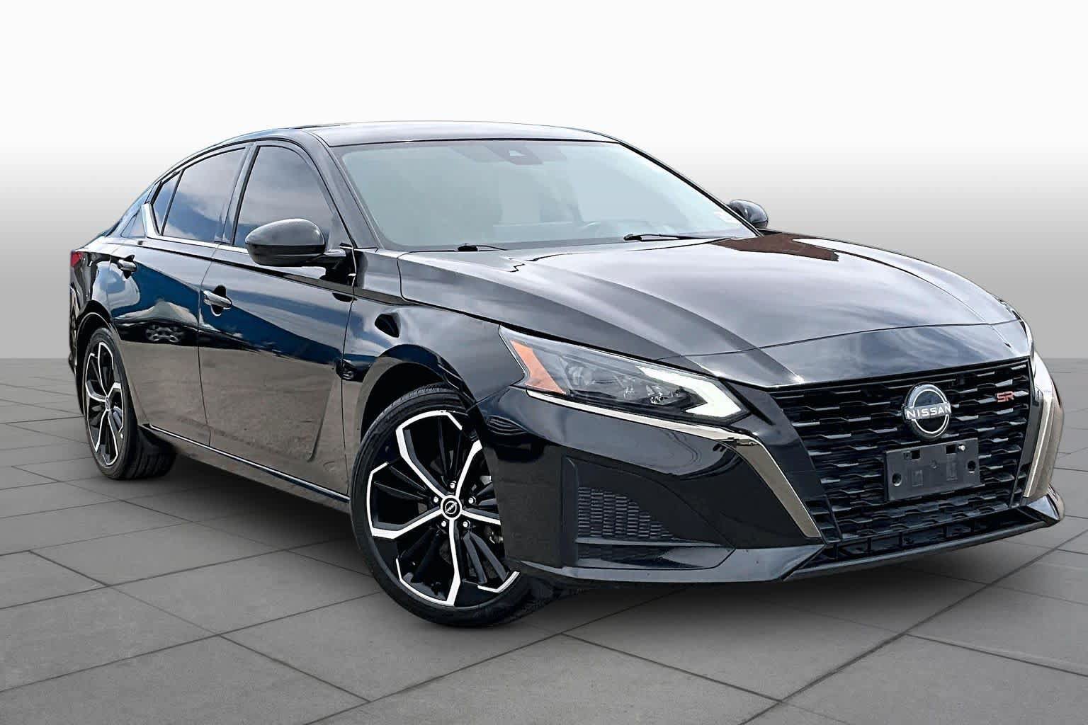 Used 2023 Nissan Altima 2.5 SR w/ SR Premium Package FWD image 3
