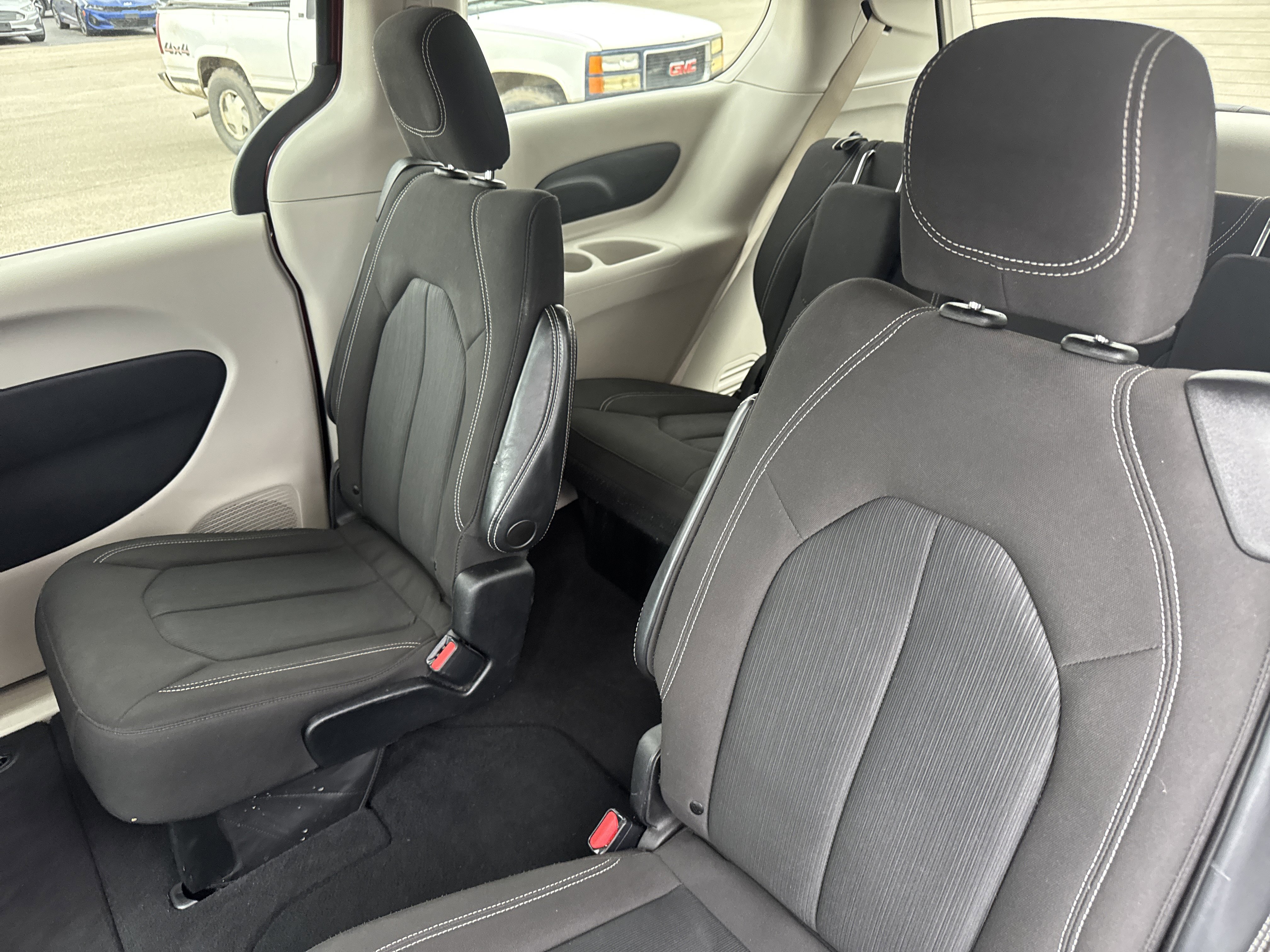 Used 2022 Chrysler Voyager LX FWD image 11