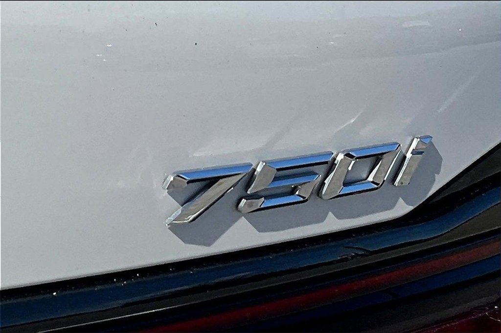 Used 2022 BMW 750i xDrive w/ Luxury Rear Seating Package image 21