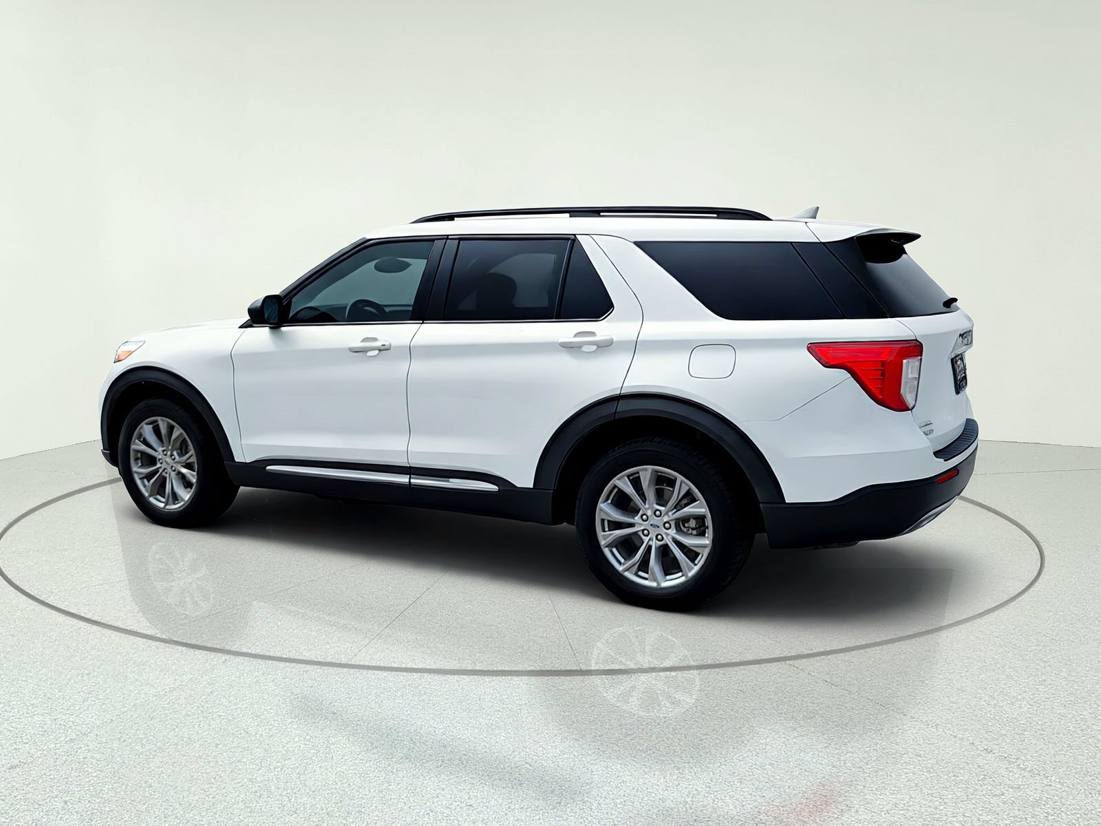 Used 2022 Ford Explorer XLT w/ Equipment Group 202A AWD/4WD image 5