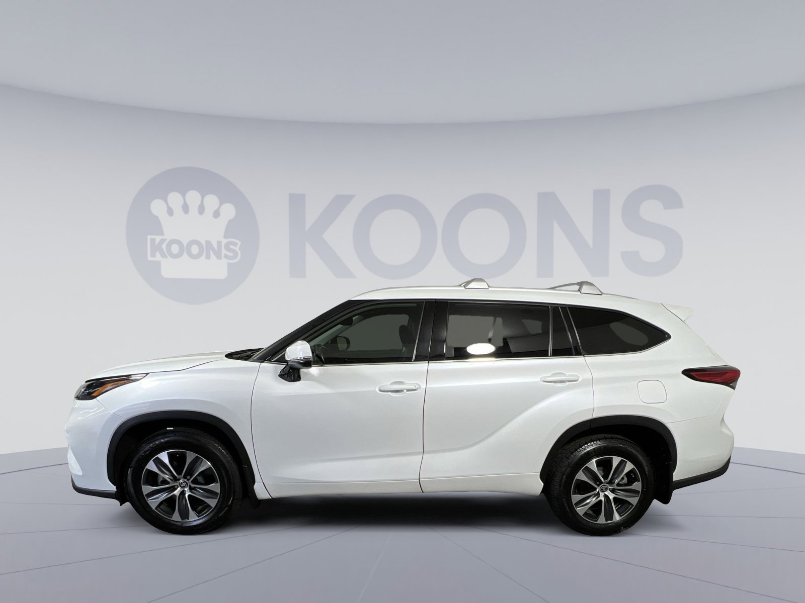 Used 2022 Toyota Highlander XLE image 2