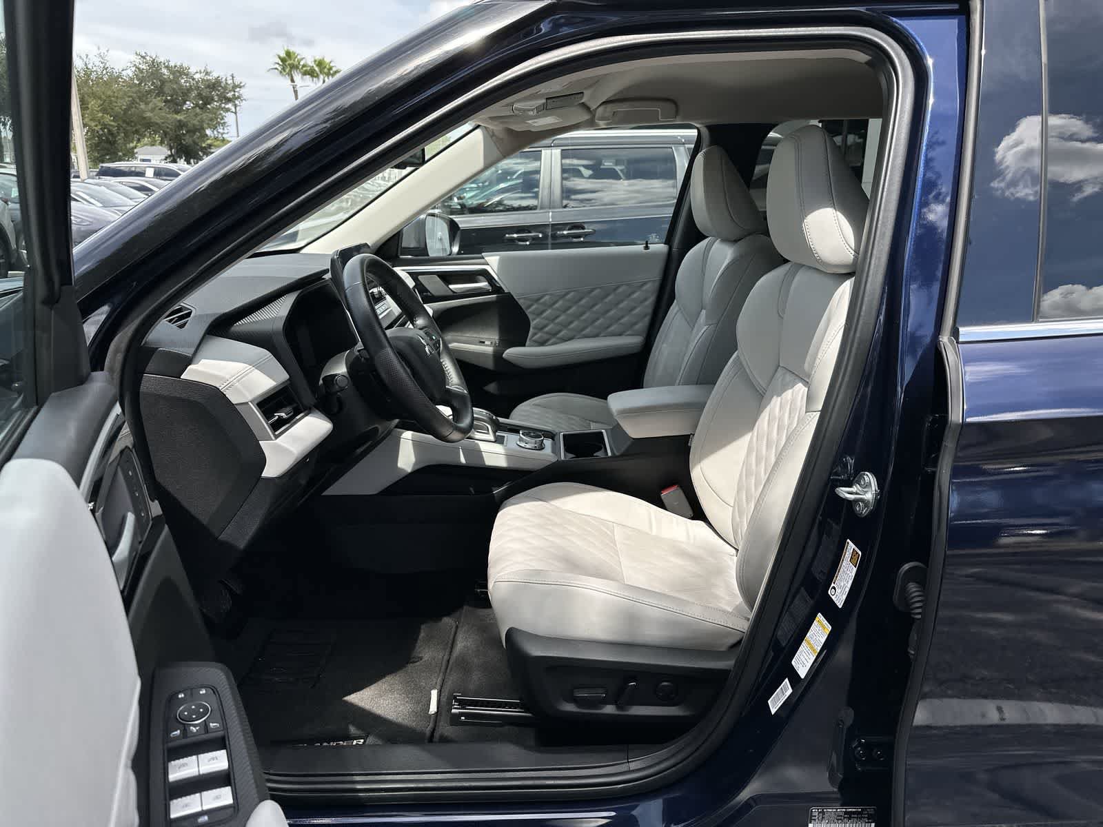 Used 2024 Mitsubishi Outlander SEL FWD image 2
