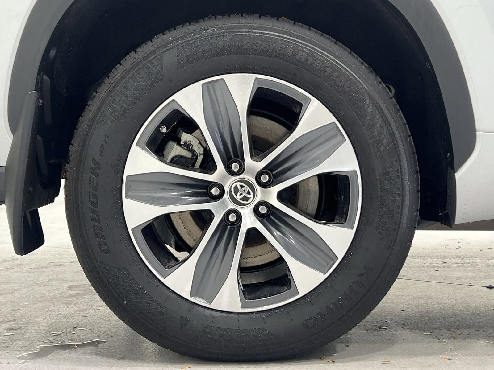 Used 2024 Toyota Highlander XLE image 10