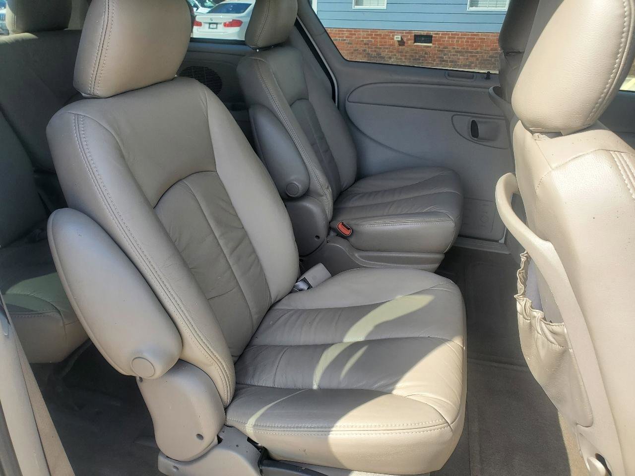 Used 2006 Chrysler Town & Country Limited w/ Popular Equipment Group I FWD image 7