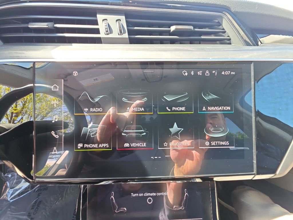 Used 2023 Audi e-tron Premium Plus w/ Premium Plus Package AWD/4WD image 16