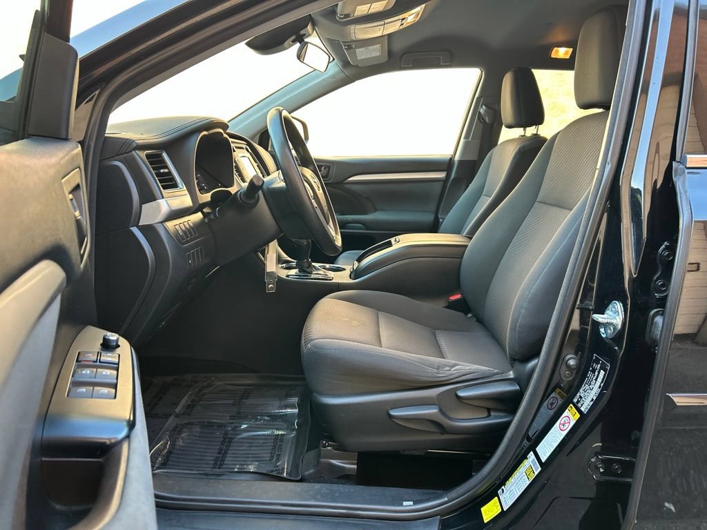 Used 2018 Toyota Highlander LE w/ Protection Package #3 AWD/4WD image 14