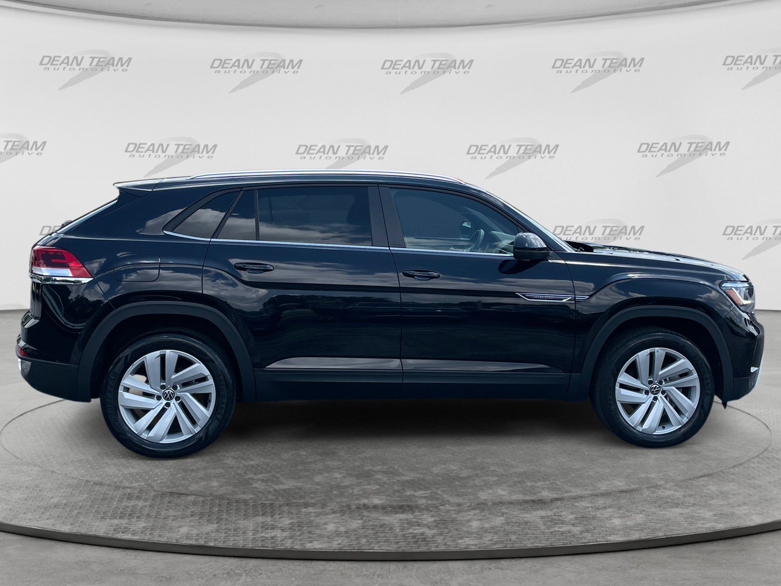 Used 2023 Volkswagen Atlas Cross Sport SE w/ Panoramic Sunroof Package FWD image 9