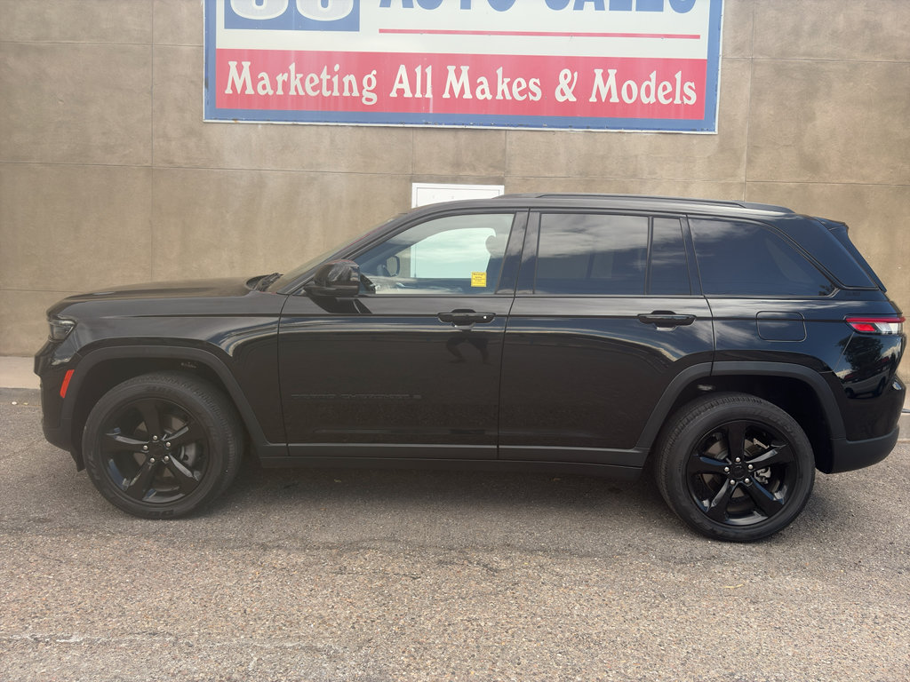 Used 2023 Jeep Grand Cherokee Altitude AWD/4WD image 7