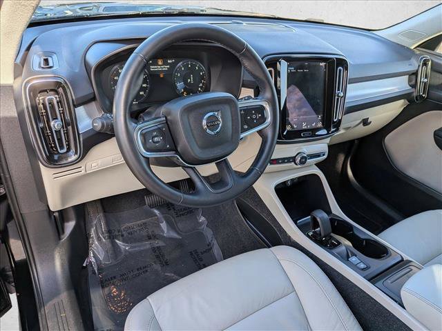 Used 2022 Volvo XC40 T4 Momentum image 10