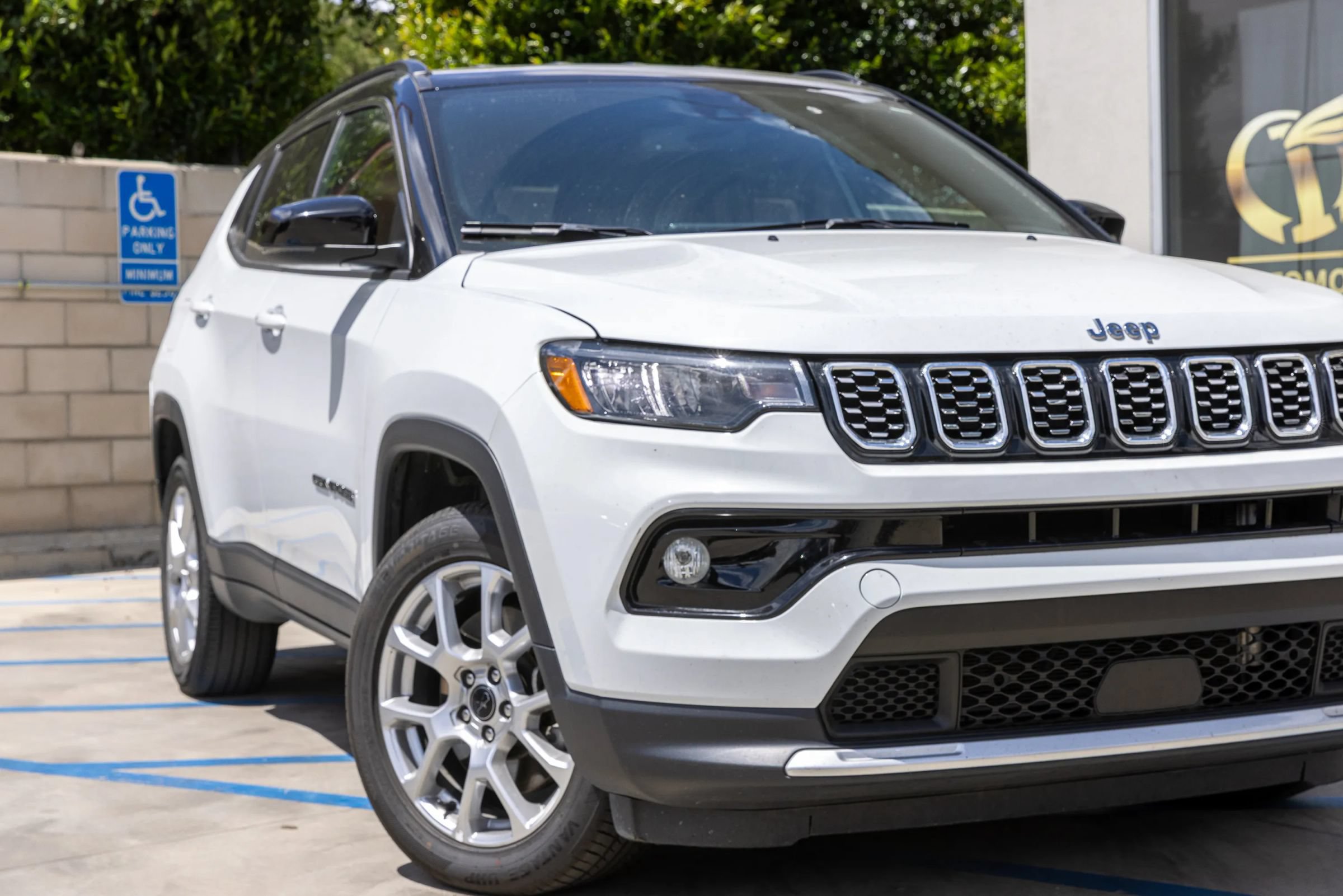 Used 2025 Jeep Compass Limited AWD/4WD image 3