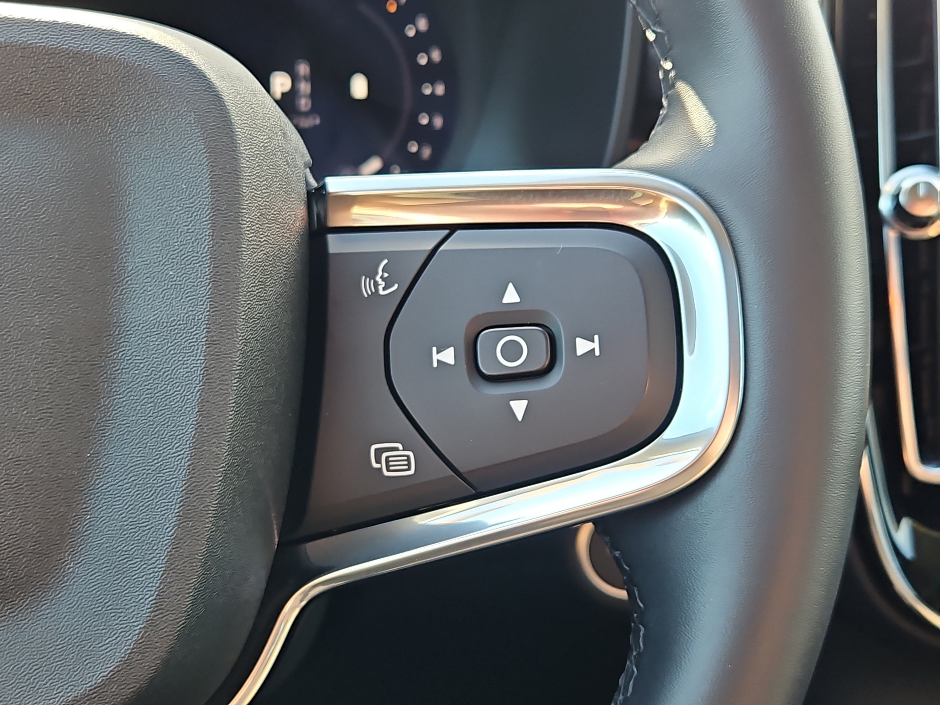 Used 2025 Volvo XC40 B5 Plus AWD/4WD image 20