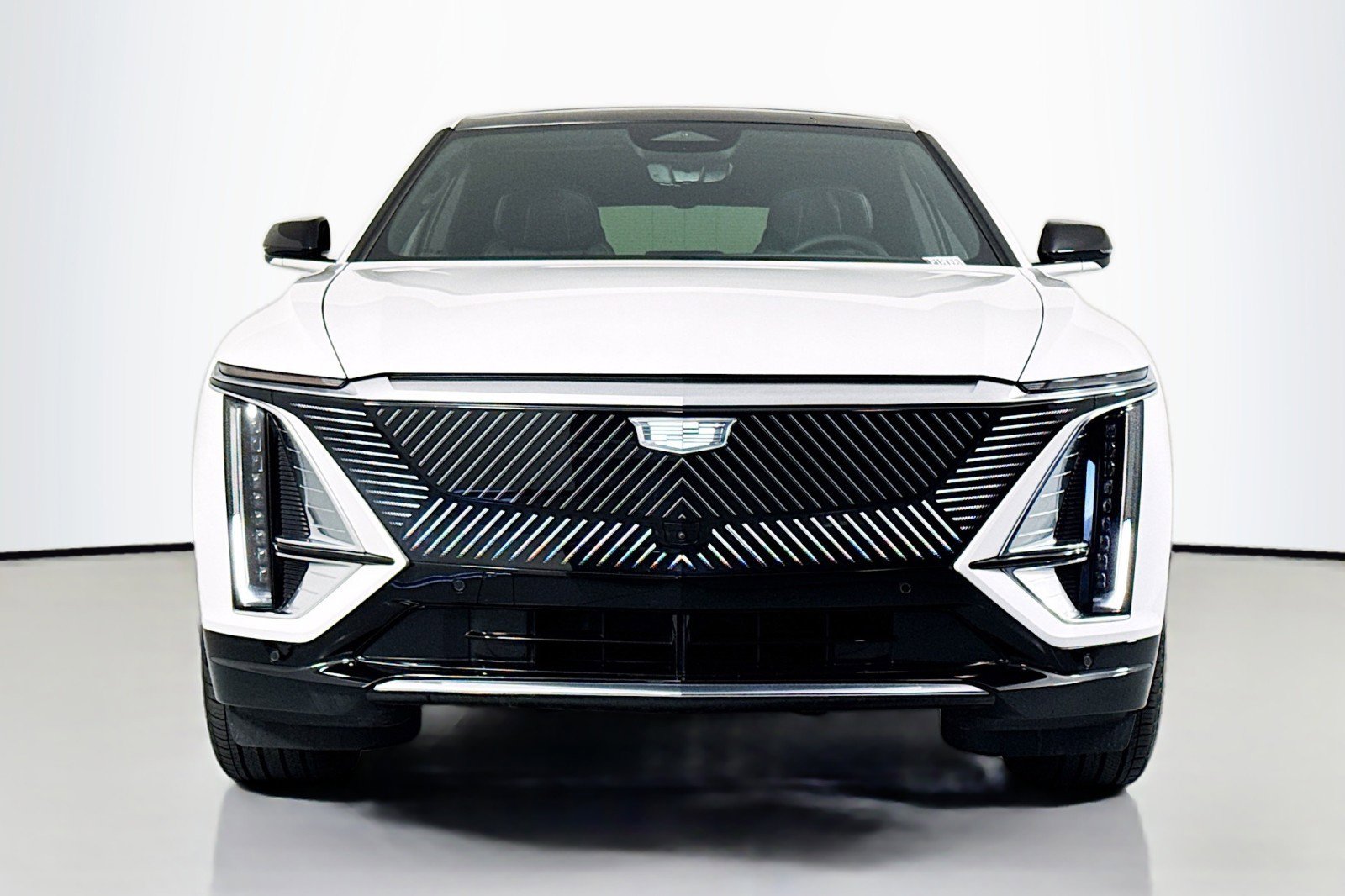 Used 2025 Cadillac Lyriq Luxury w/ LPO, Floor Liner Package AWD/4WD image 3