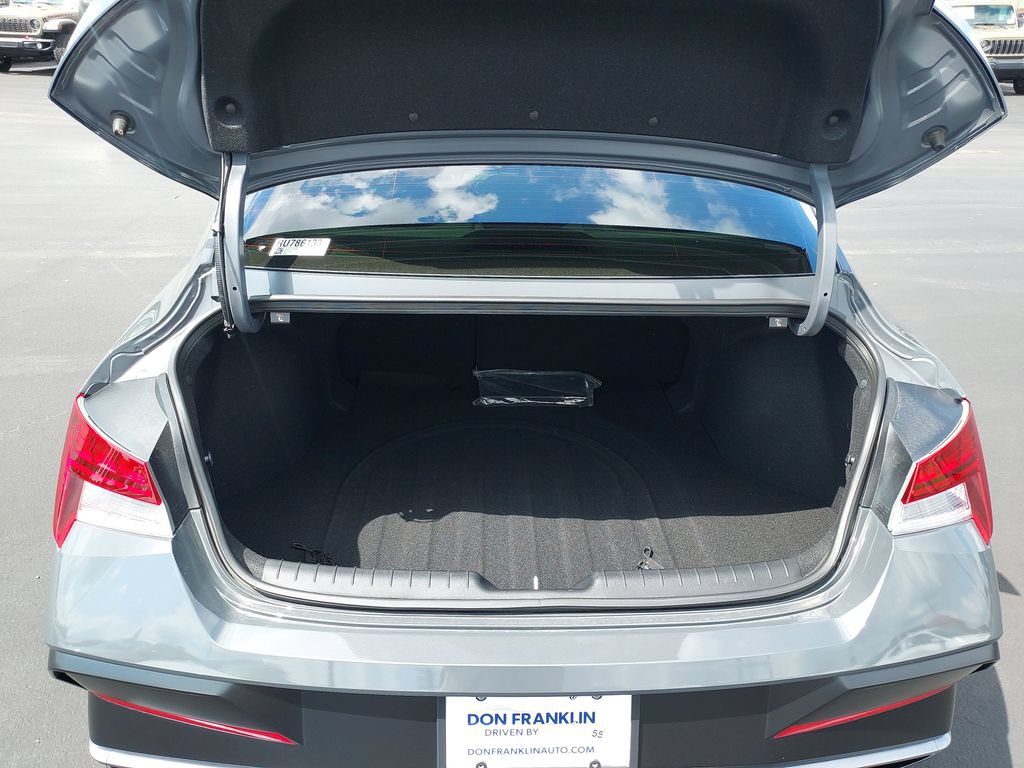 Used 2024 Hyundai Elantra SEL w/ Convenience Package FWD image 9