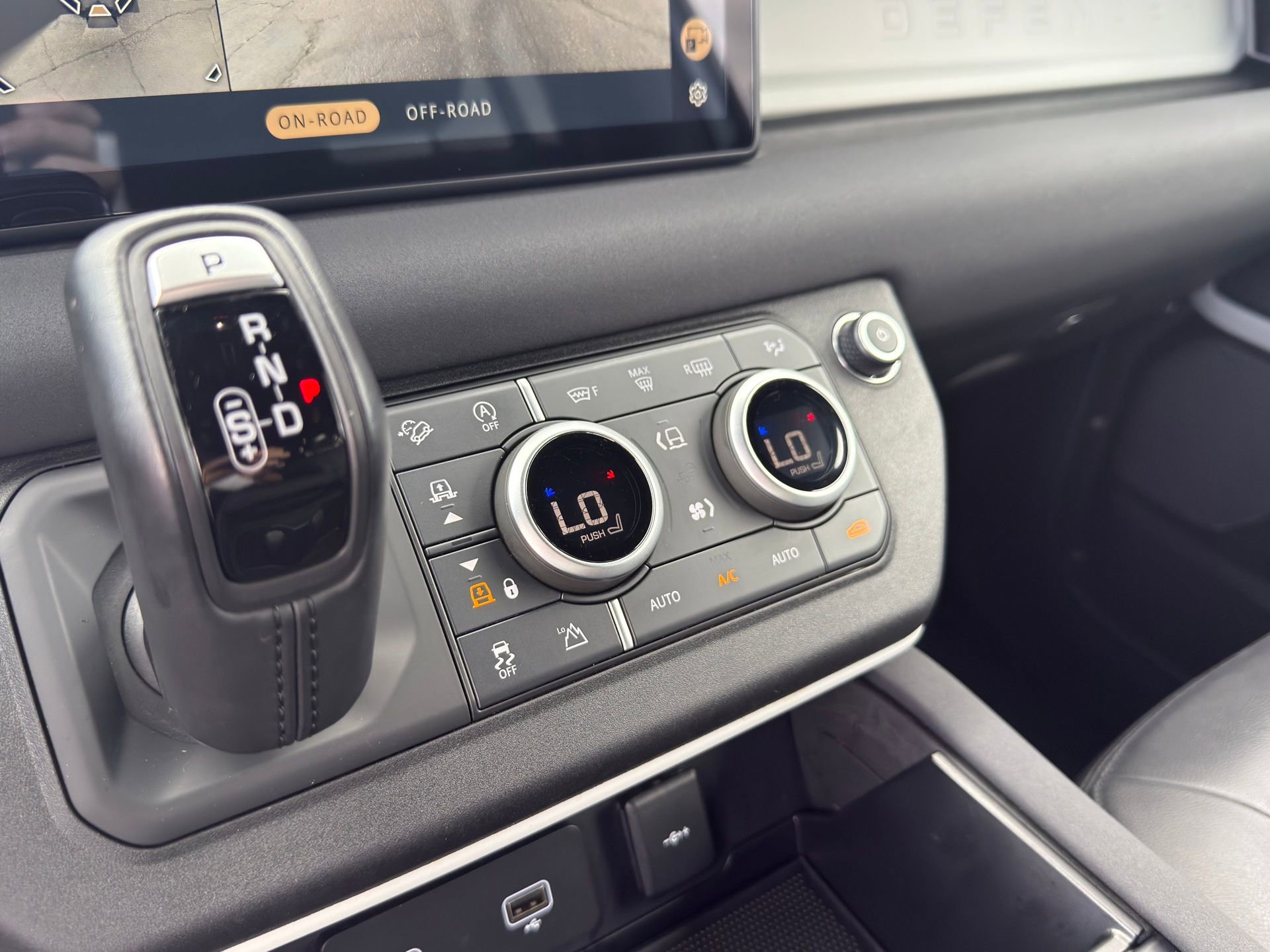 Used 2023 Land Rover Defender 90 SE image 17