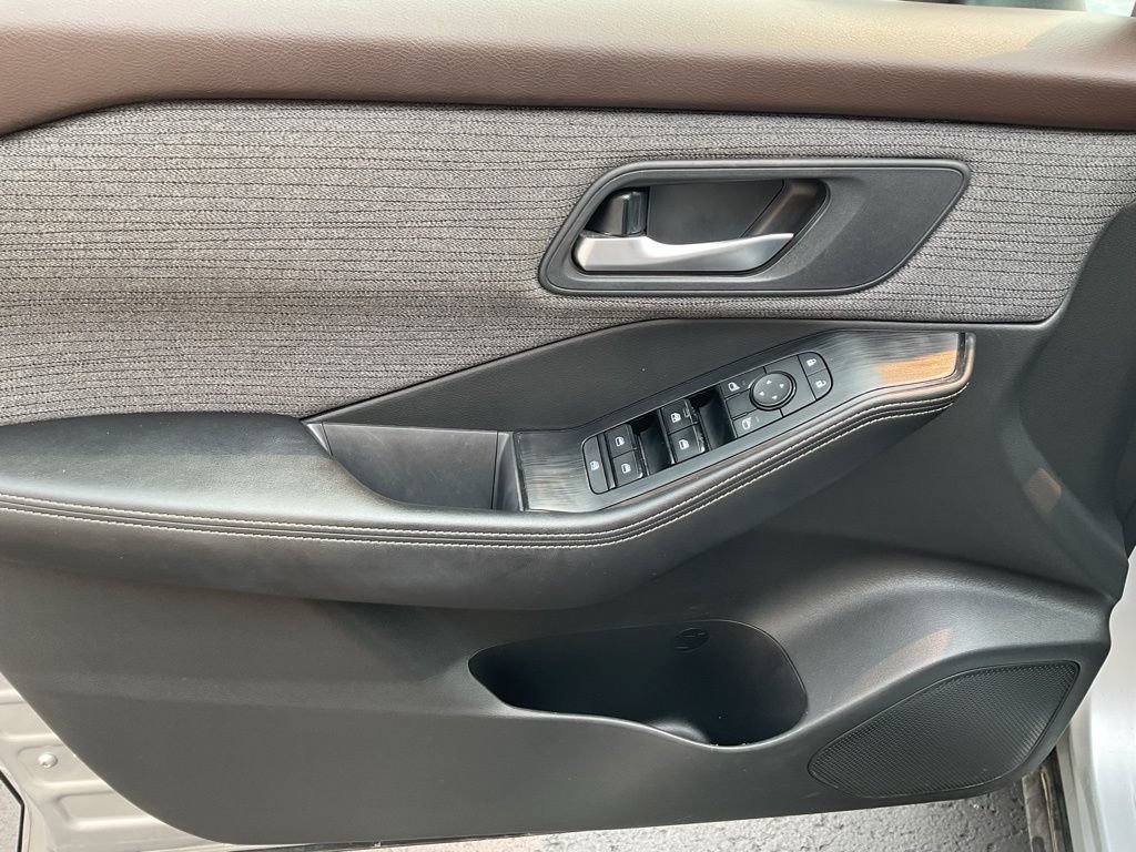 Used 2021 Nissan Rogue SV AWD/4WD image 11