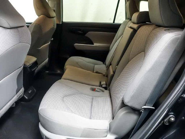 Used 2022 Toyota Highlander LE AWD/4WD image 10