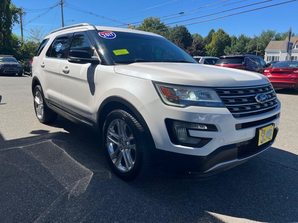 Used 2017 Ford Explorer XLT w/ Equipment Group 202A AWD/4WD image 4