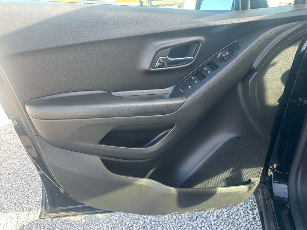 Used 2022 Chevrolet Trax LS w/ Tint and Cruise Package image 9