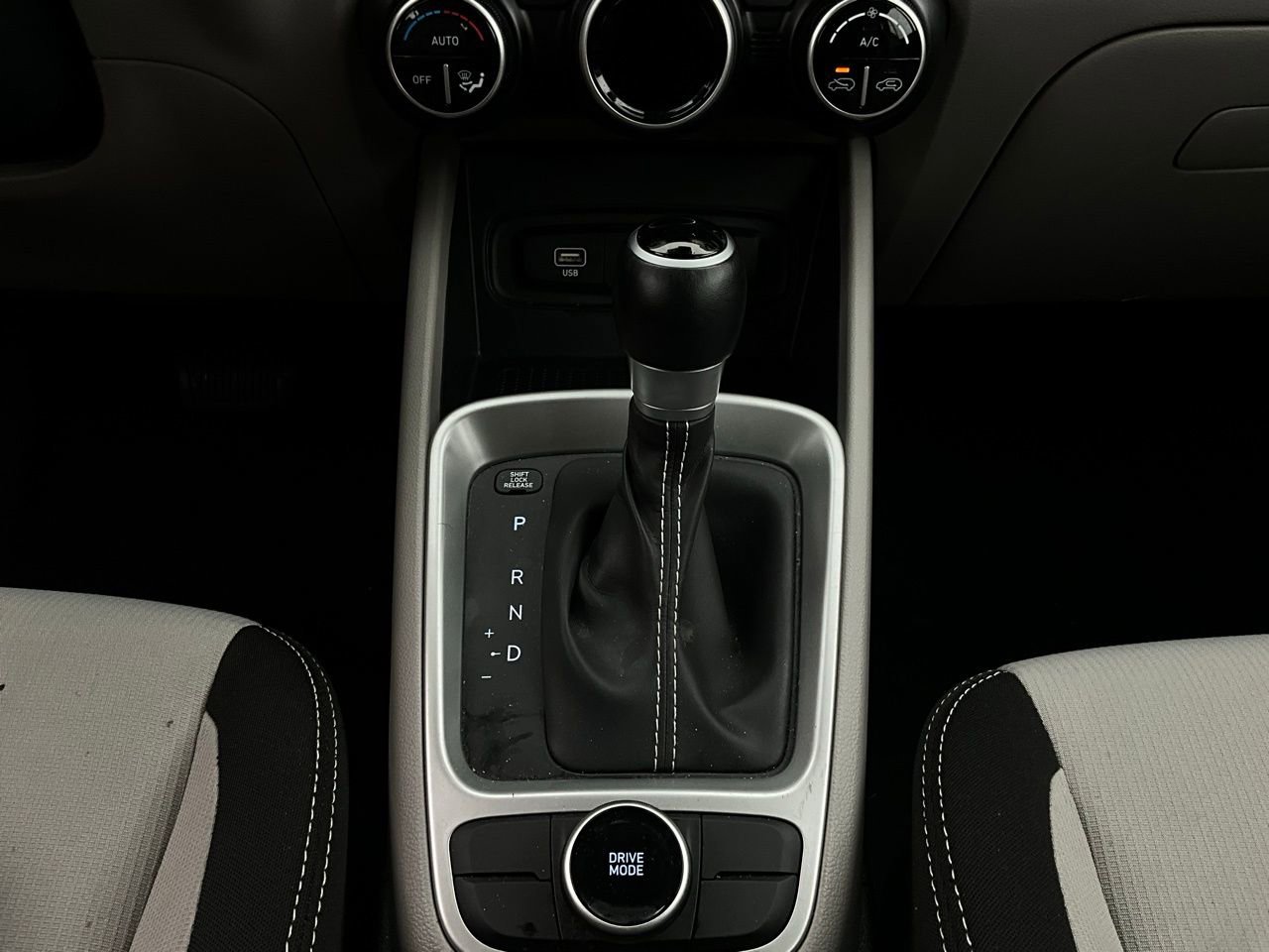 Used 2025 Hyundai Venue SEL image 24