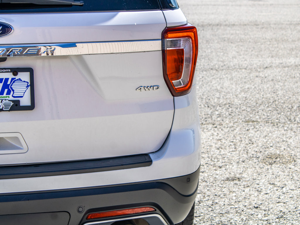 Used 2018 Ford Explorer XLT image 12