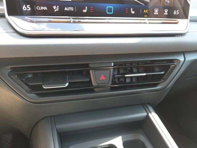 Used 2025 Volkswagen Tiguan SE w/ Panoramic Sunroof Package AWD/4WD image 18