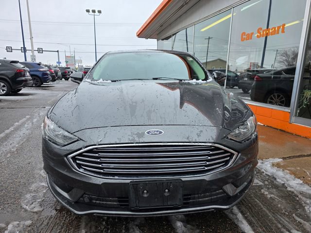 Used 2017 Ford Fusion SE w/ Fusion SE Technology Package FWD image 2