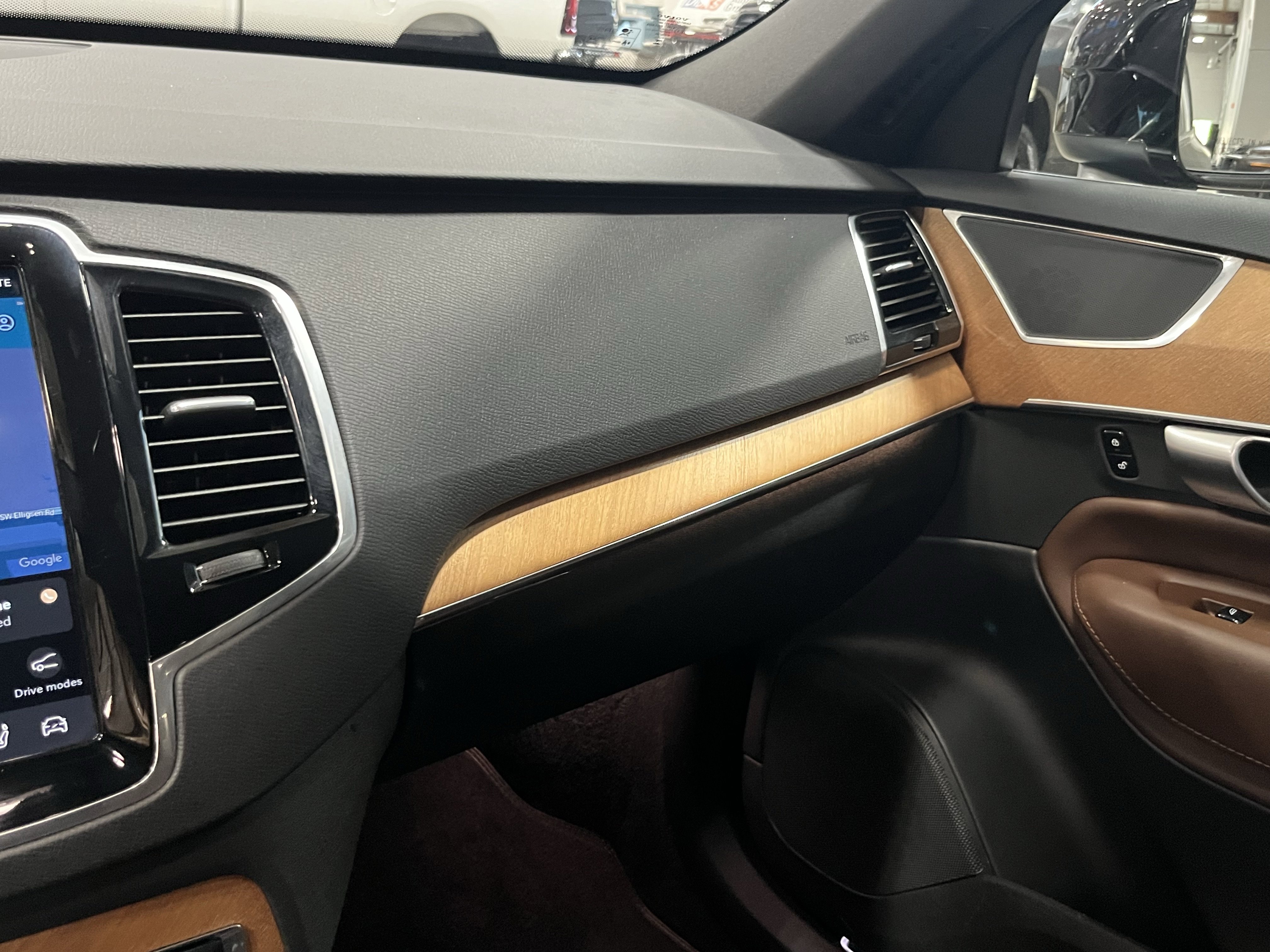 Used 2024 Volvo XC90 B6 Plus AWD/4WD image 25