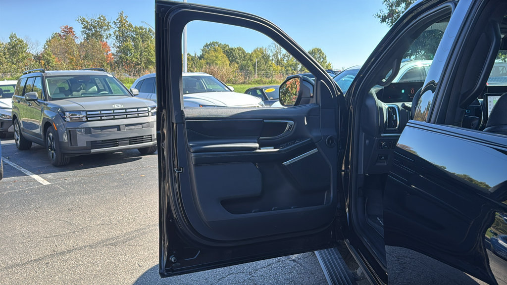 Used 2025 Ford Expedition Platinum w/ Stealth Appearance Package AWD/4WD image 15