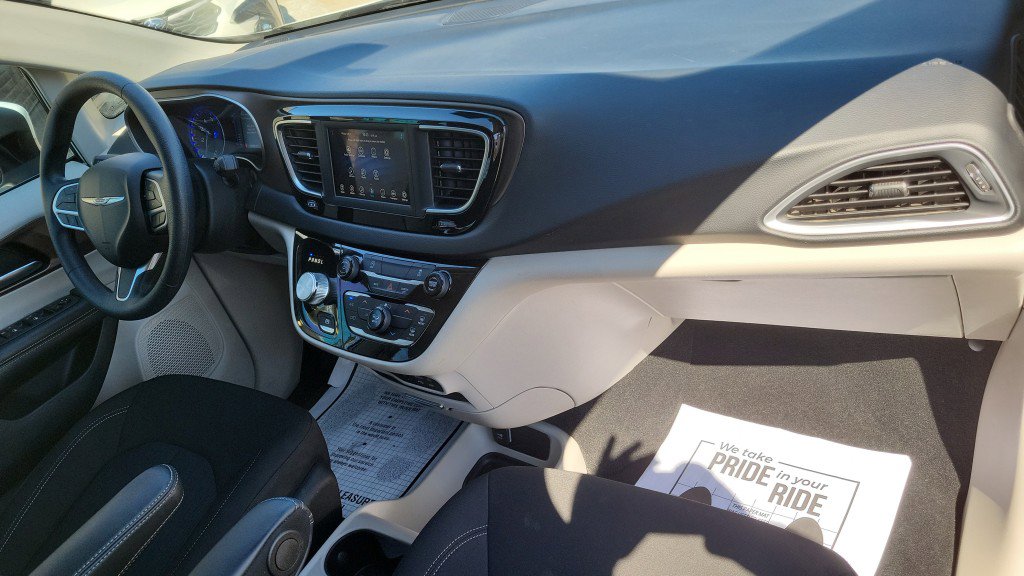Used 2020 Chrysler Voyager L FWD image 17
