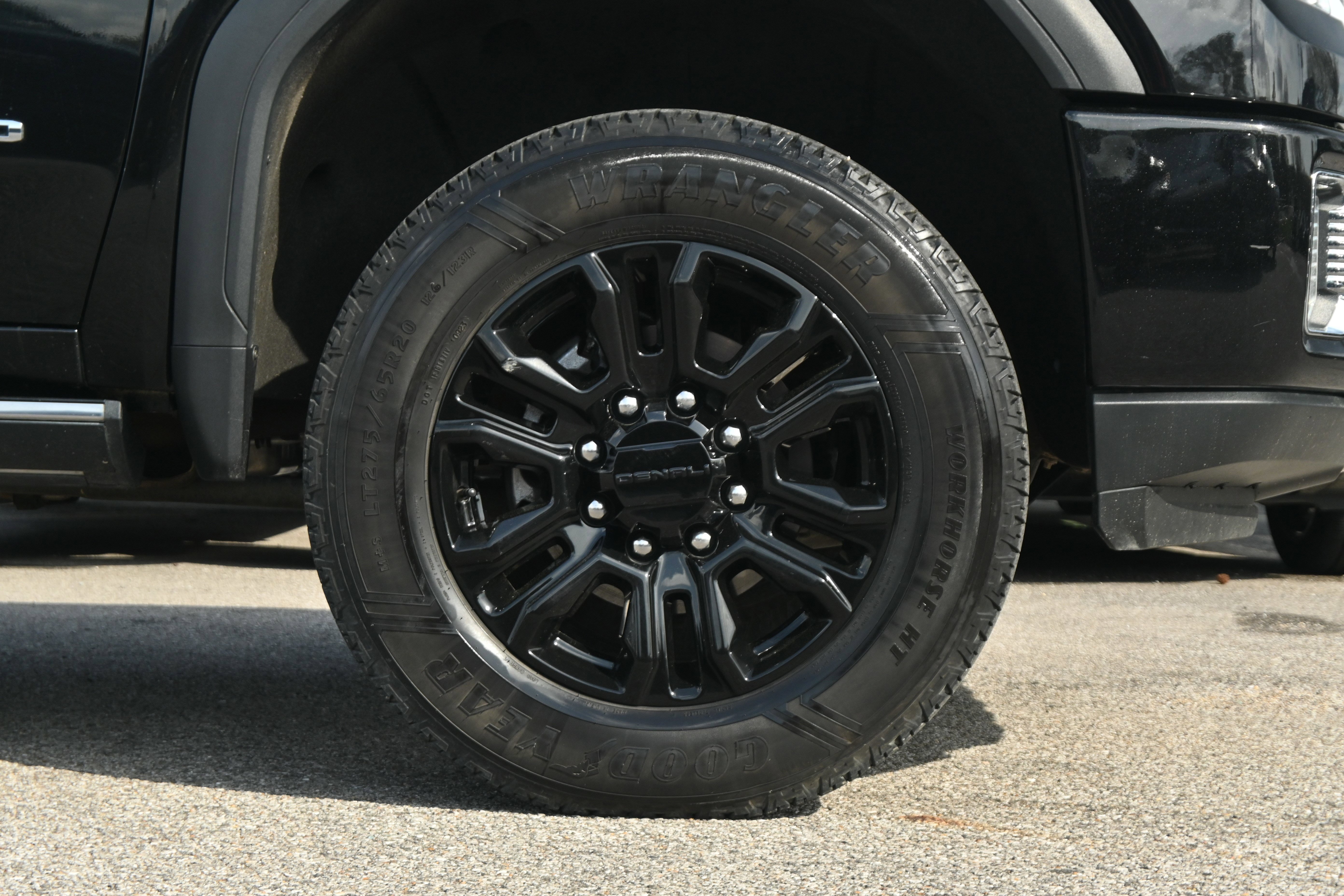 Used 2021 GMC Sierra 2500 Denali w/ Denali Black Diamond Edition AWD/4WD image 13