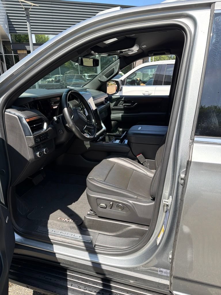 Used 2025 GMC Yukon XL Denali AWD/4WD image 10
