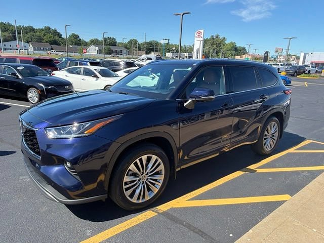 Used 2023 Toyota Highlander Platinum FWD image 2