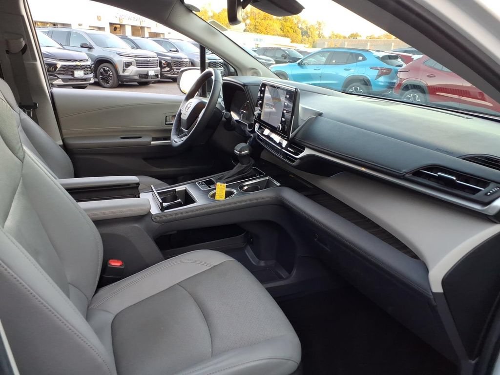 Used 2024 Toyota Sienna Limited AWD/4WD image 21