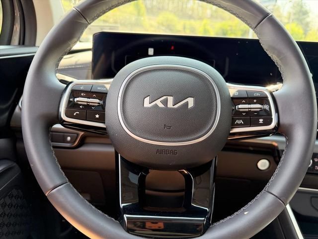 Used 2025 Kia Carnival SX w/ SX Dark Edition Package FWD image 21