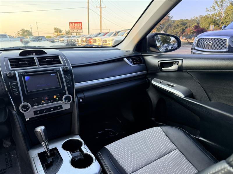 Used 2013 Toyota Camry SE w/ Preferred Accessory Pkg FWD image 18