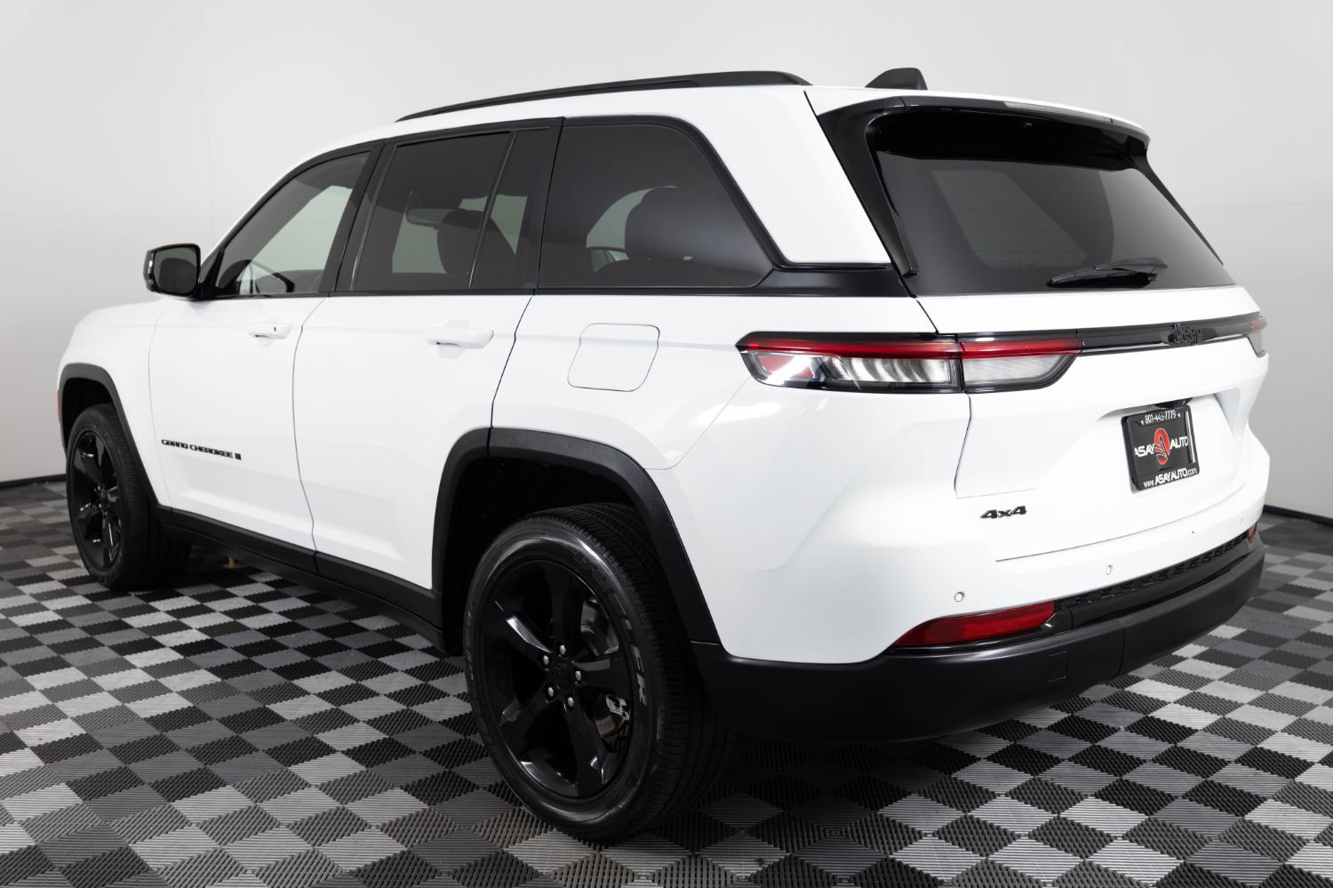 Used 2023 Jeep Grand Cherokee Altitude AWD/4WD image 5