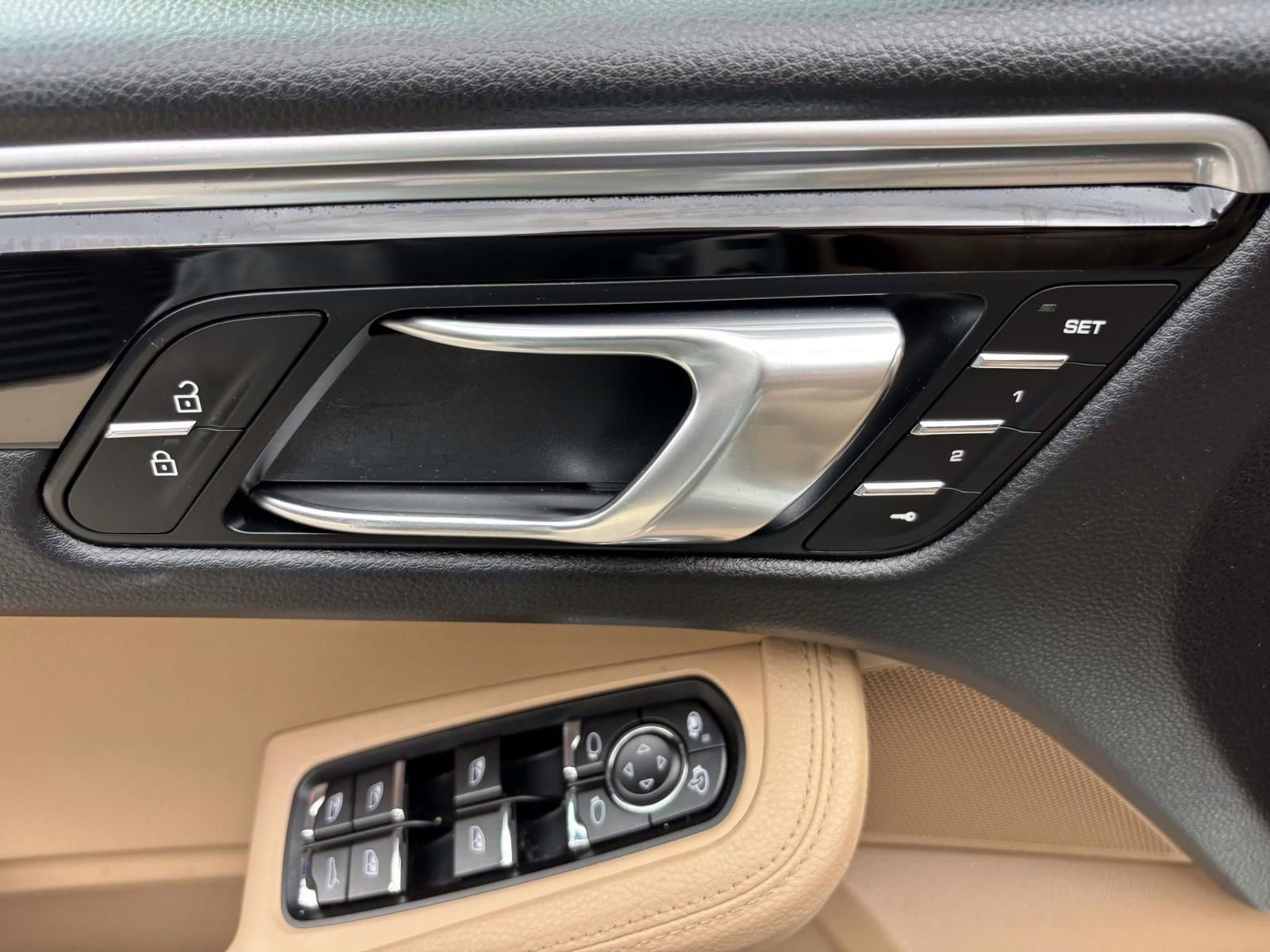 Used 2020 Porsche Macan AWD/4WD image 23