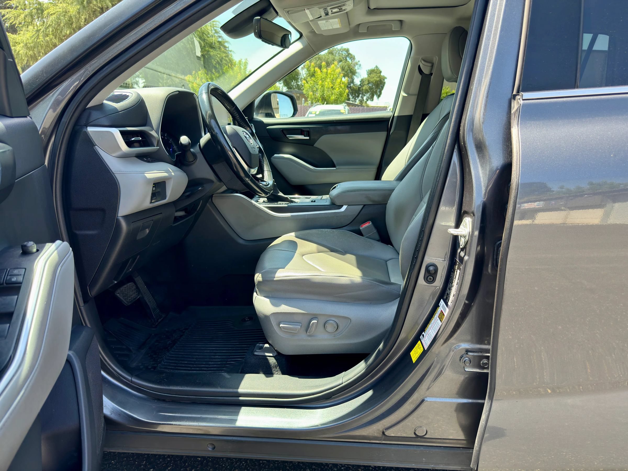Used 2021 Toyota Highlander XLE AWD/4WD image 8