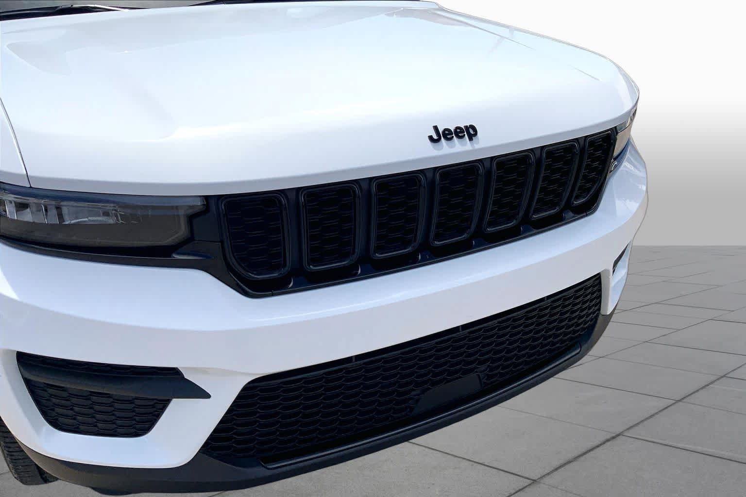 Used 2024 Jeep Grand Cherokee Altitude AWD/4WD image 29