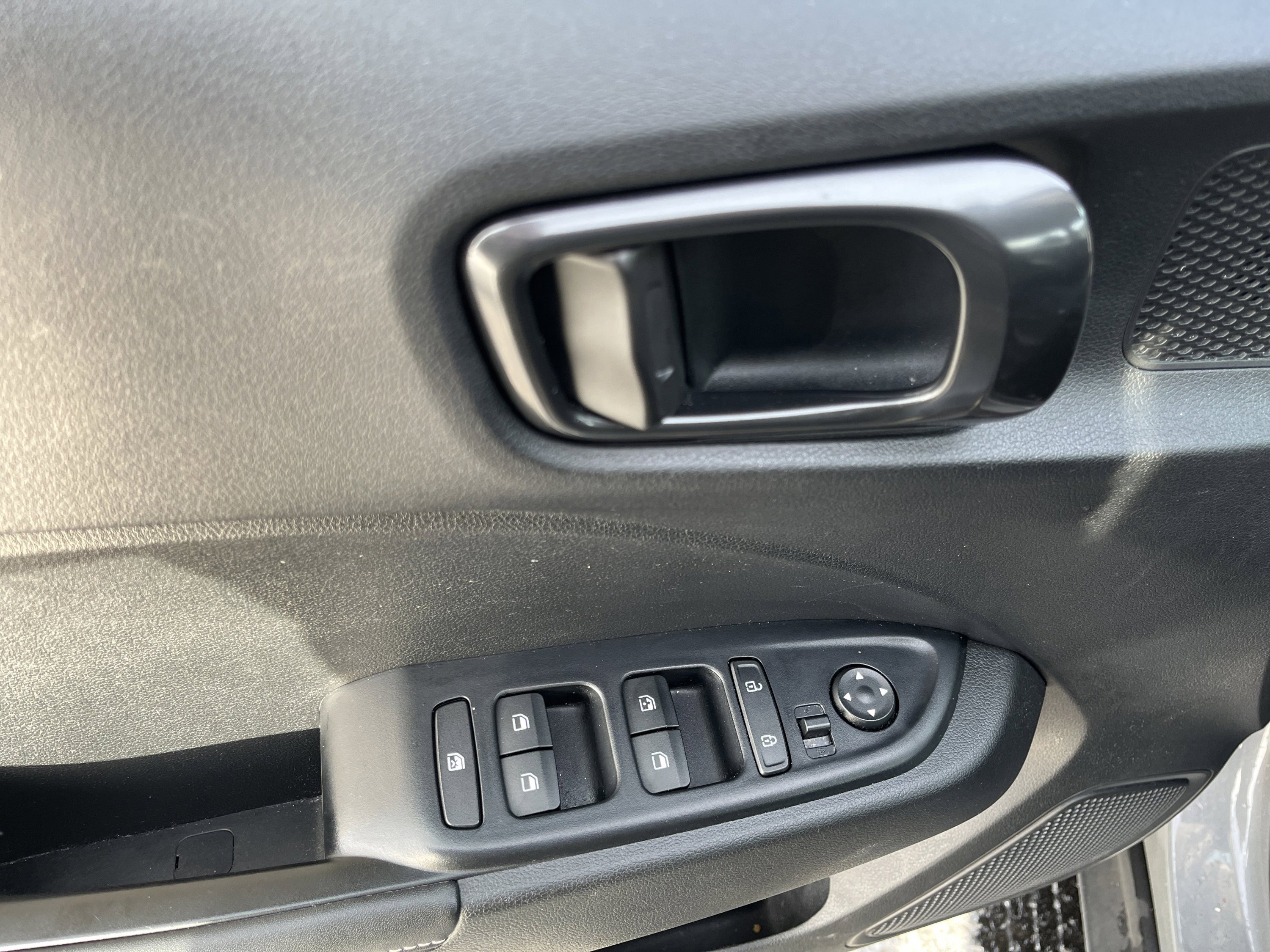 Used 2022 Hyundai Venue Limited FWD image 18
