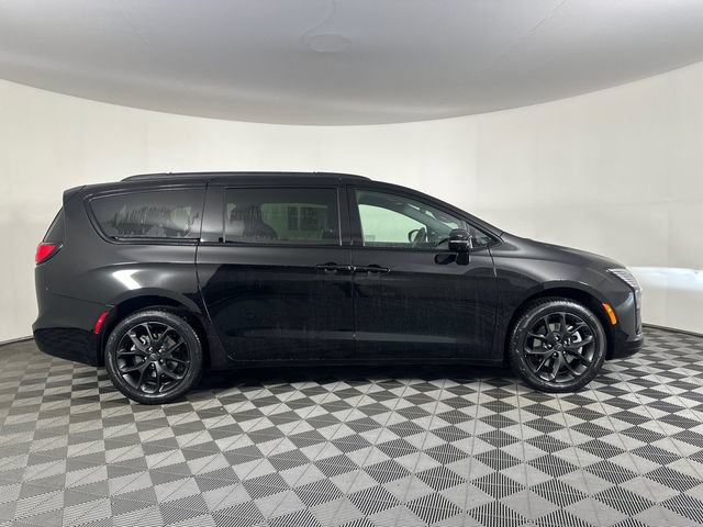 New 2027 Chrysler Pacifica Limited w/ S Appearance Package AWD/4WD image 9