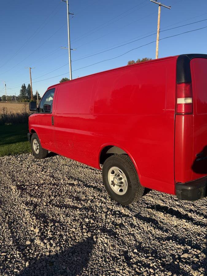 Used 2010 Chevrolet Express 3500 RWD image 2